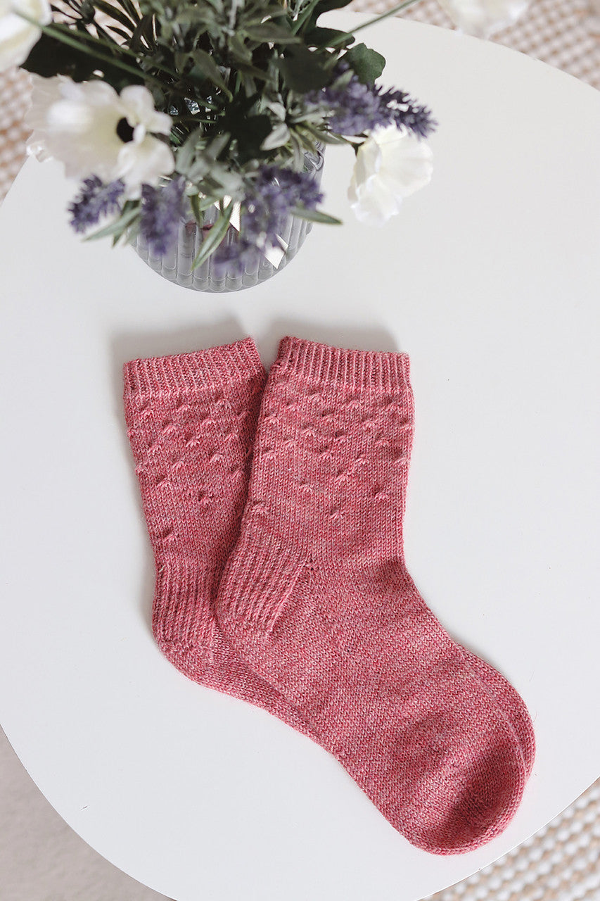 ERELL SOCKS by Along Avec Anna - uses 400 m of sock weight yarns
